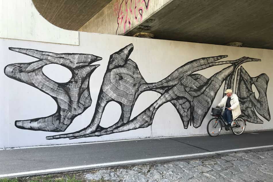 Graffiti writer SKIRL piece